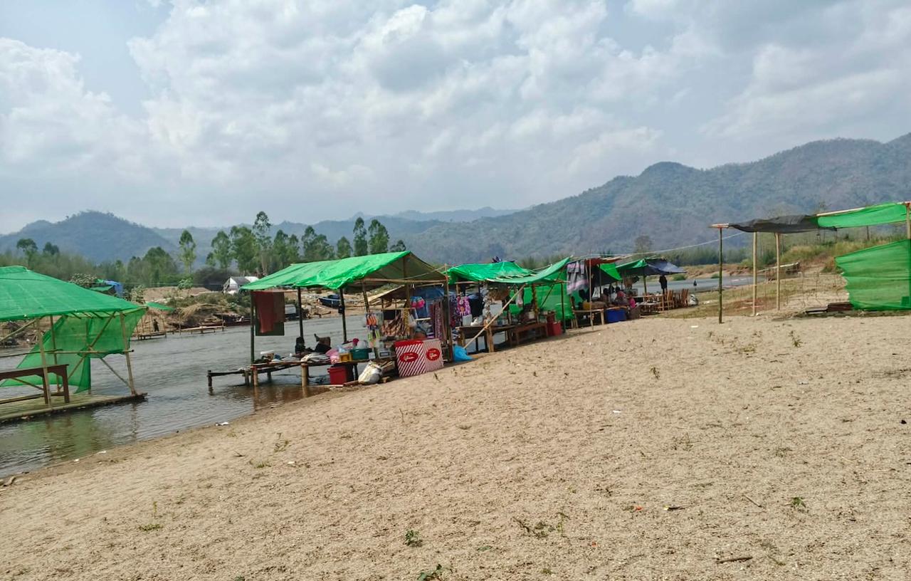 亚太警务报道｜缅克伦邦难民营乱象：帕鲁唐林河岸边改设水上市场 暗藏赌博机器