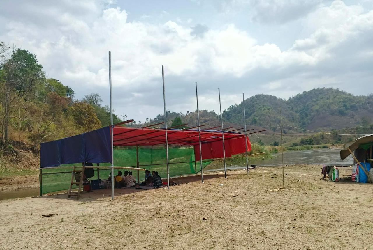 亚太警务报道｜缅克伦邦难民营乱象：帕鲁唐林河岸边改设水上市场 暗藏赌博机器-亞太之聲電視台