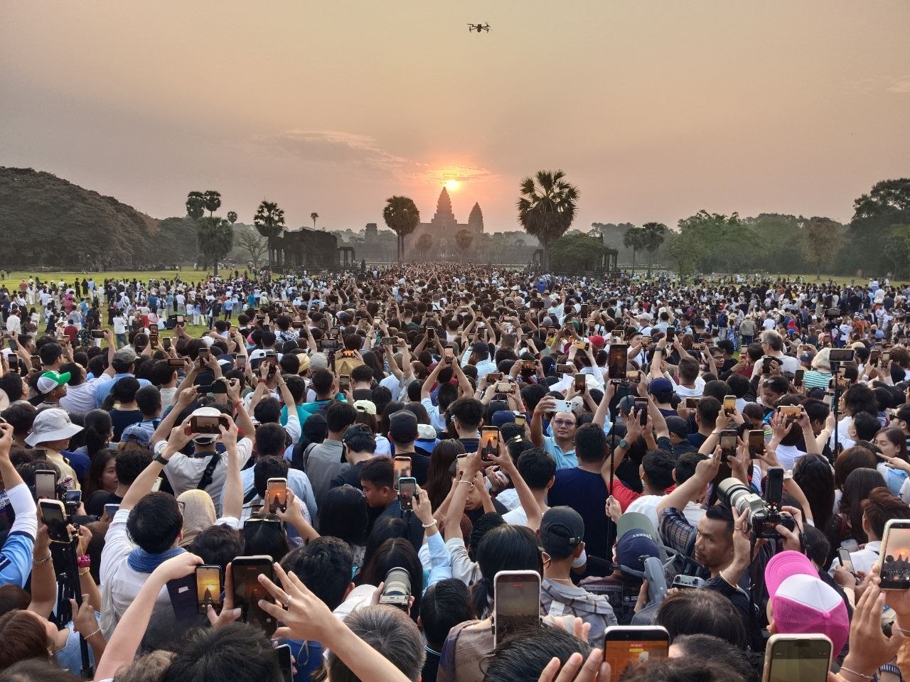 大美追日出｜春分奇景！吴哥窟 “日出穿塔”，千年石塔与金阳同框🌅