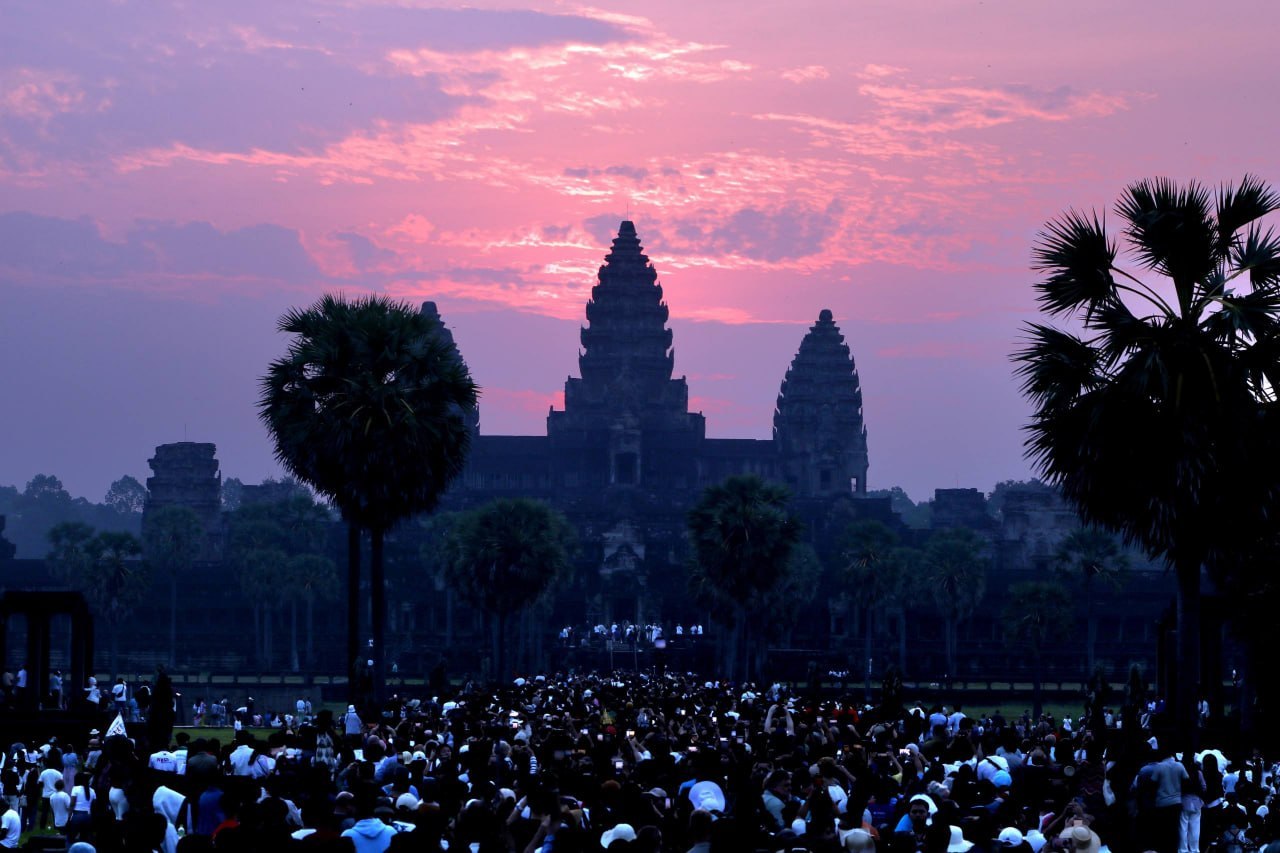 大美追日出｜春分奇景！吴哥窟 “日出穿塔”，千年石塔与金阳同框🌅