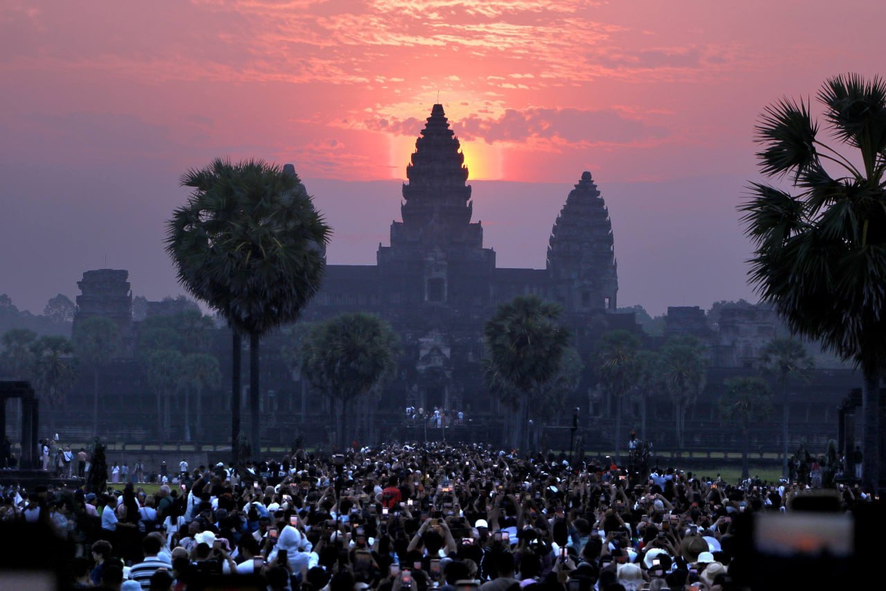 大美追日出｜春分奇景！吴哥窟 “日出穿塔”，千年石塔与金阳同框🌅-亞太之聲電視台