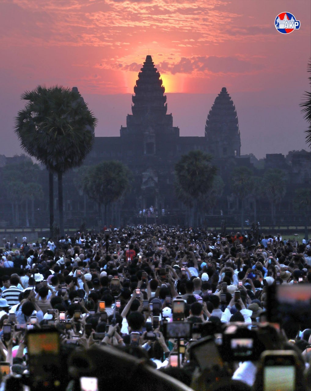大美追日出｜春分奇景！吴哥窟 “日出穿塔”，千年石塔与金阳同框🌅