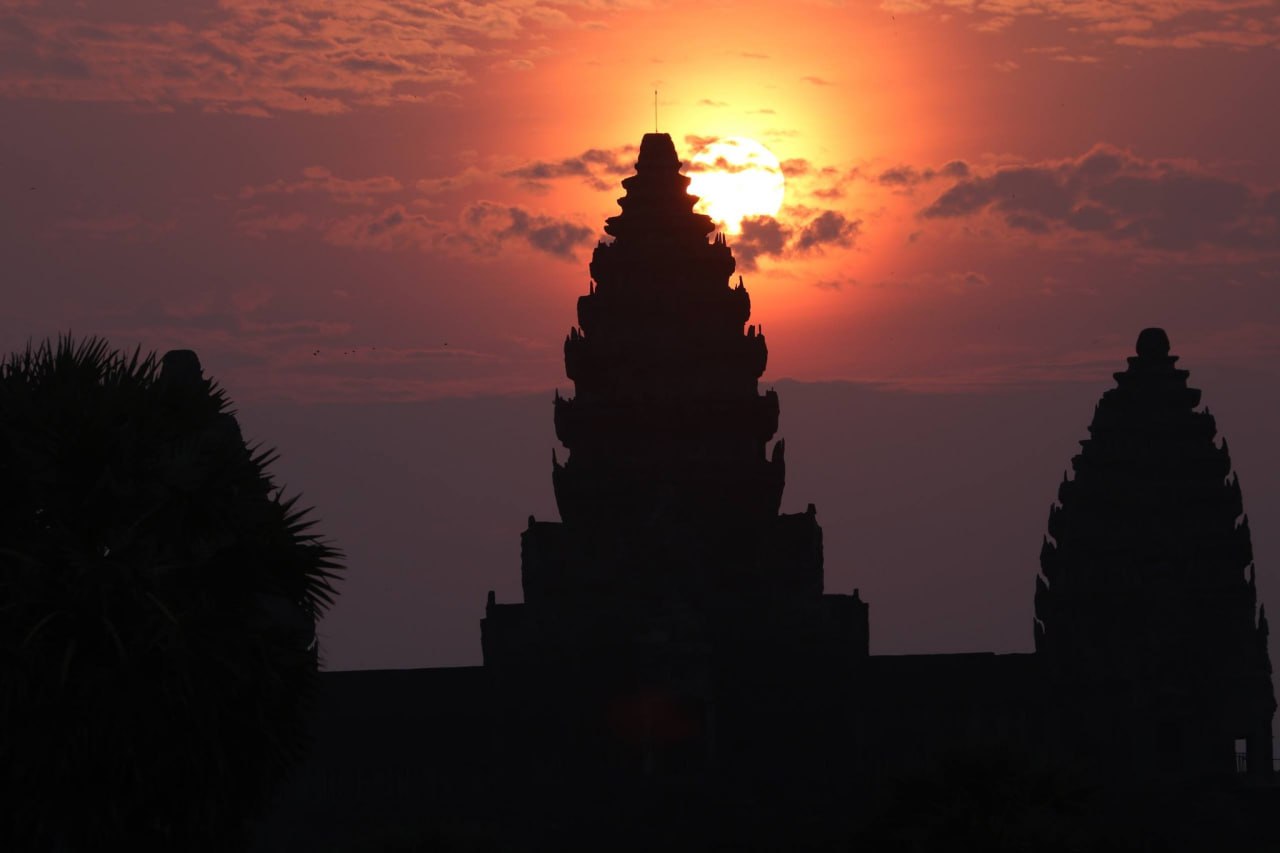 大美追日出｜春分奇景！吴哥窟 “日出穿塔”，千年石塔与金阳同框🌅