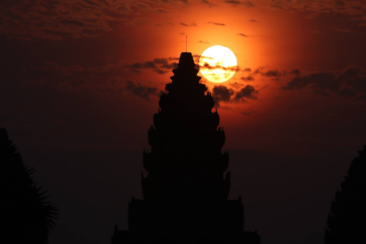 大美追日出｜春分奇景！吴哥窟 “日出穿塔”，千年石塔与金阳同框🌅