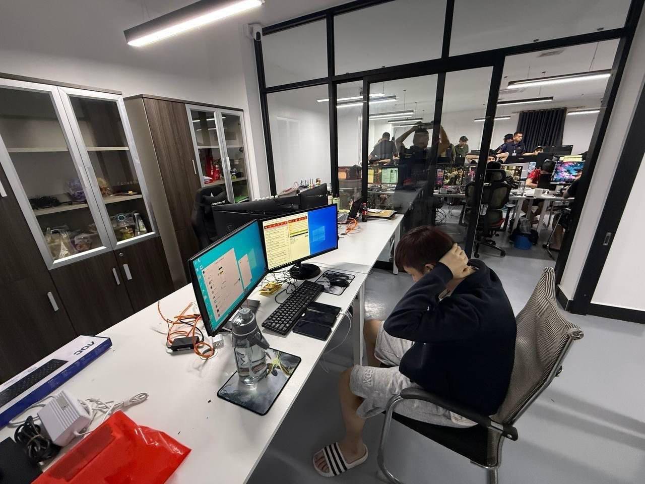 亚太警务报道｜柬埔寨金边突袭森速区电诈窝点 50余名外籍人员被拘留