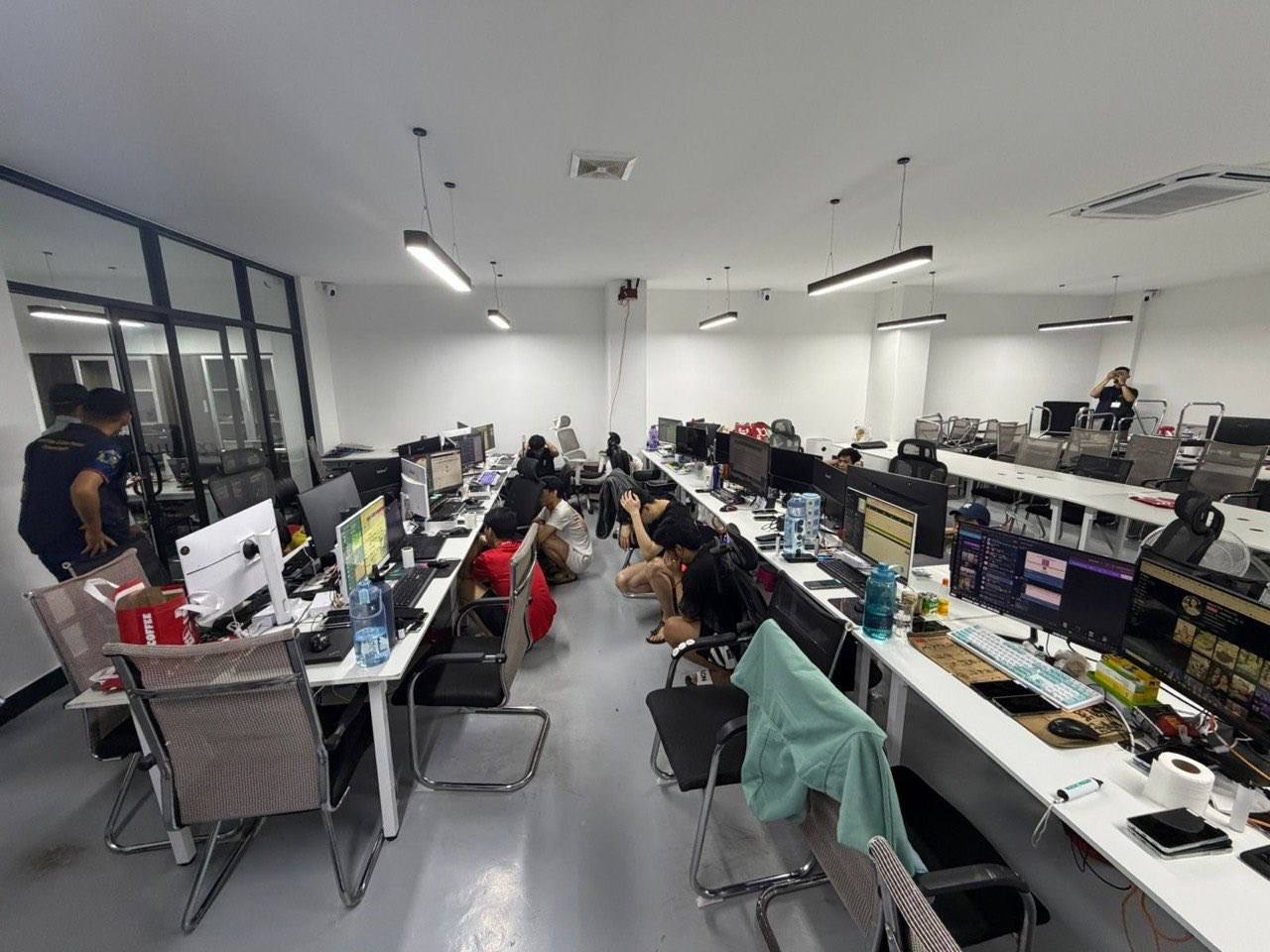 亚太警务报道｜柬埔寨金边突袭森速区电诈窝点 50余名外籍人员被拘留