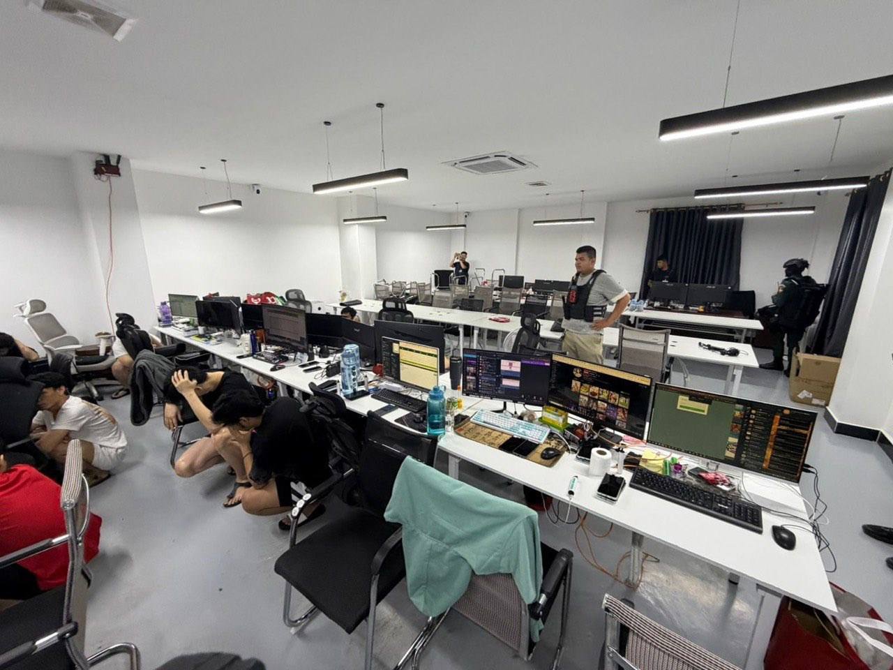 亚太警务报道｜柬埔寨金边突袭森速区电诈窝点 50余名外籍人员被拘留-亞太之聲電視台