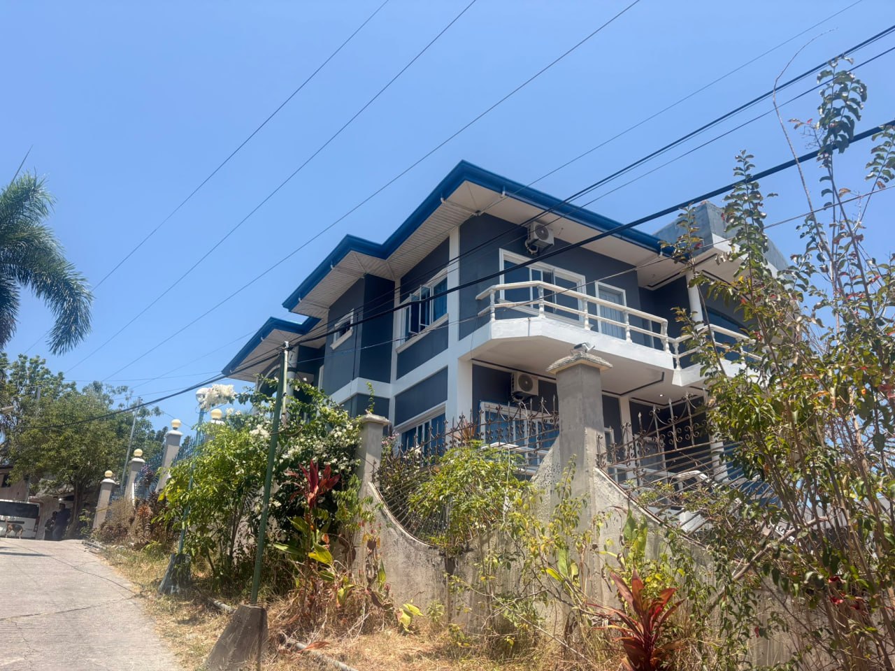 亚太警务报道｜菲律宾旅游胜地惊现疑似制毒厂 菲警突击PG岛两层豪宅 中国籍租客失联-亞太之聲電視台