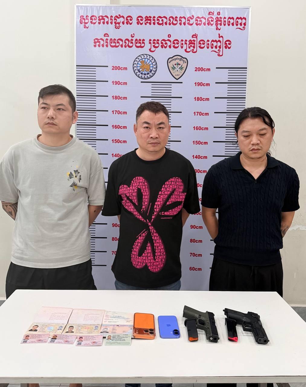 亚太警务报道｜涉枪又涉毒！金边突袭别墅区 4名中国籍人员被抓-亞太之聲電視台