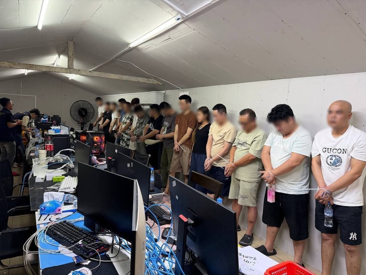 亚太警务报道｜金边市法院下令拘留18名跨国电诈嫌疑人 专针对马来西亚民众实施投资诈骗-亞太之聲電視台