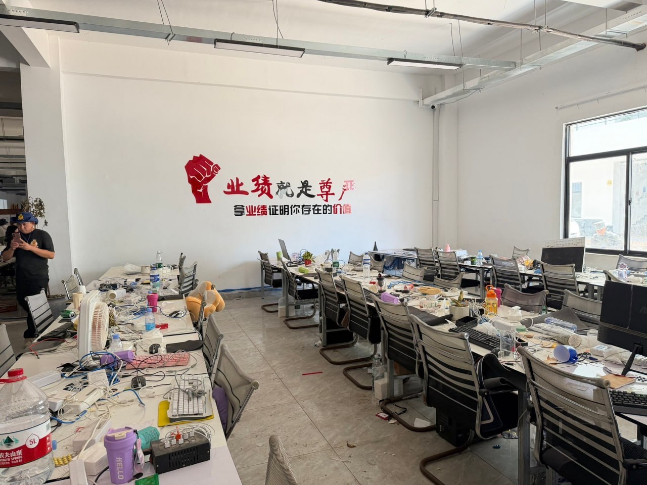 泰柬边境“E区”电诈窝点曝光 拘禁室、专业话术与跨境链条引全球关注