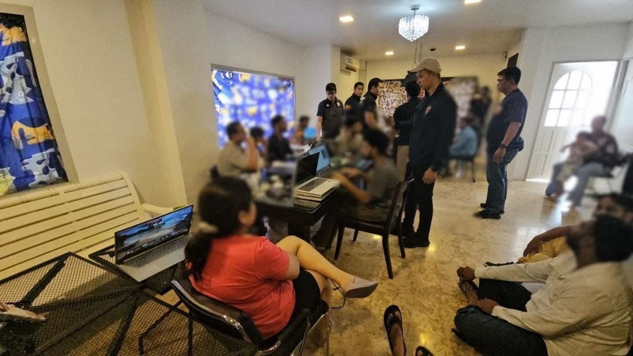 芭堤雅豪华别墅藏窝点！泰国春武里府突袭抓获20 名印度籍诈骗狗推