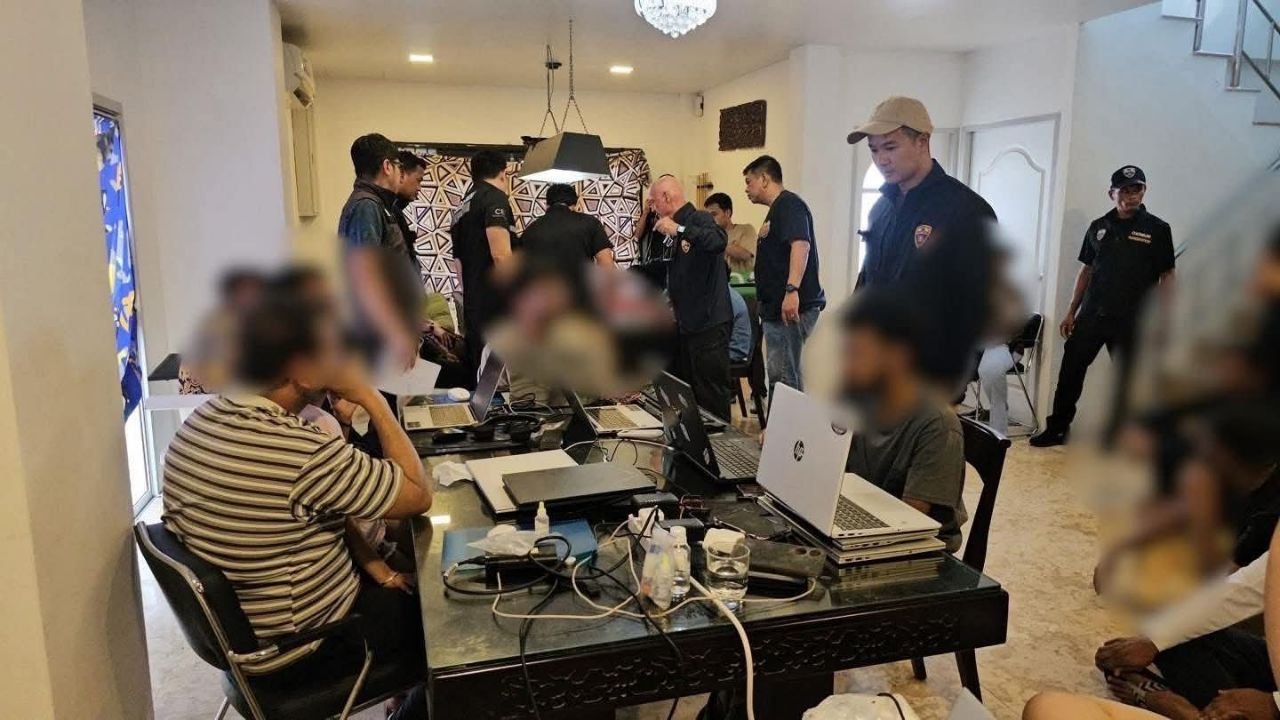芭堤雅豪华别墅藏窝点！泰国春武里府突袭抓获20 名印度籍诈骗狗推