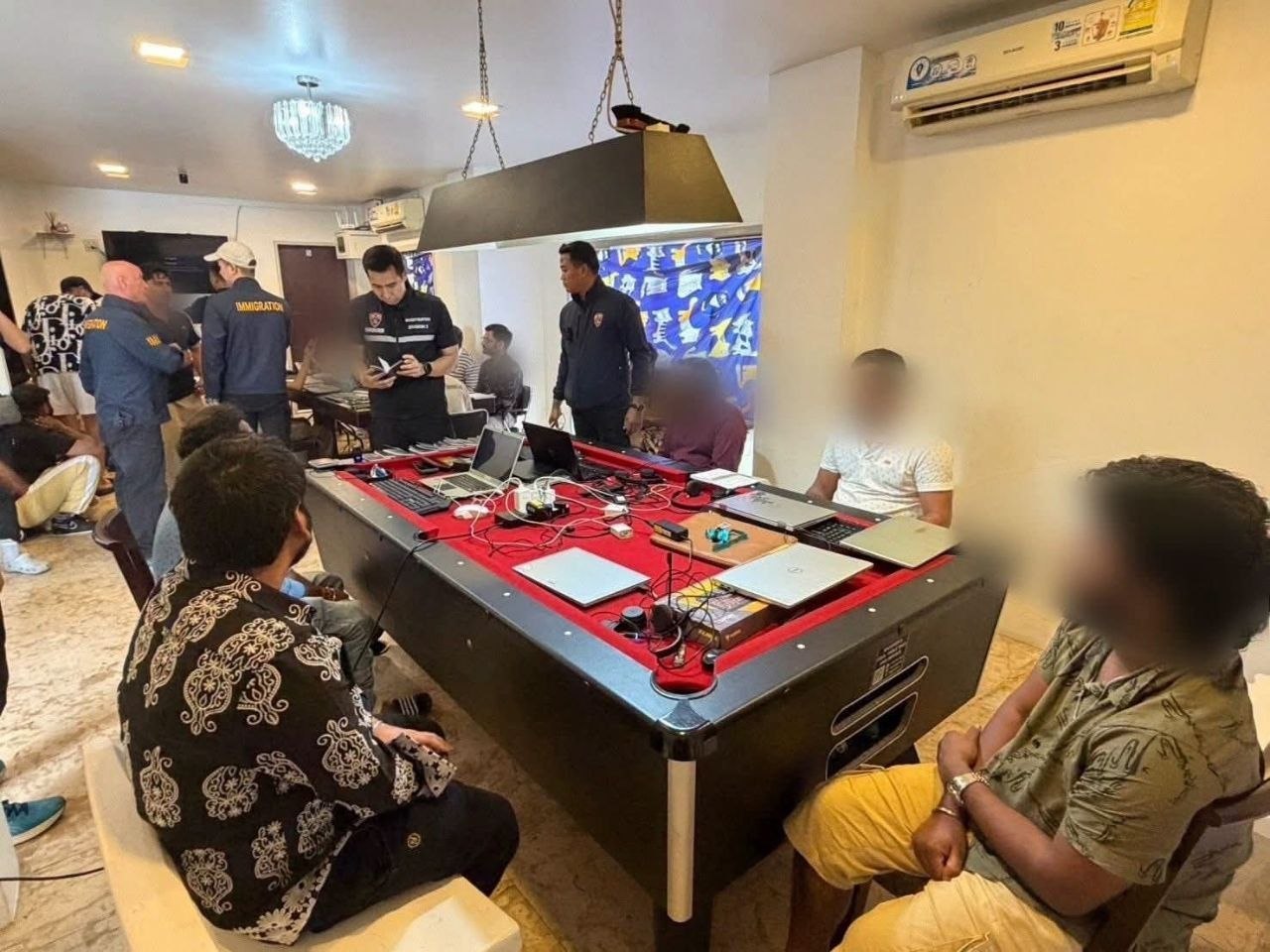 芭堤雅豪华别墅藏窝点！泰国春武里府突袭抓获20 名印度籍诈骗狗推