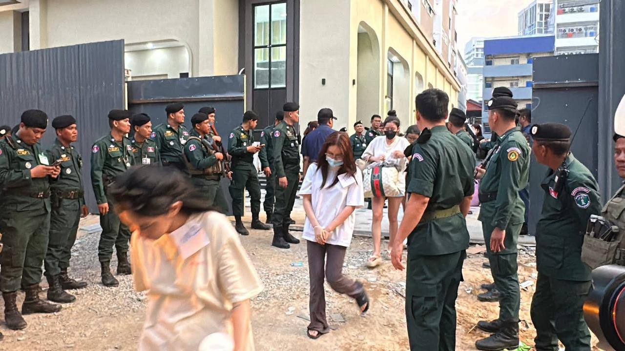 雷霆 8 小时！柬埔寨波贝两大诈骗窝点同步清零，300 余名外籍人员集中落网遣返