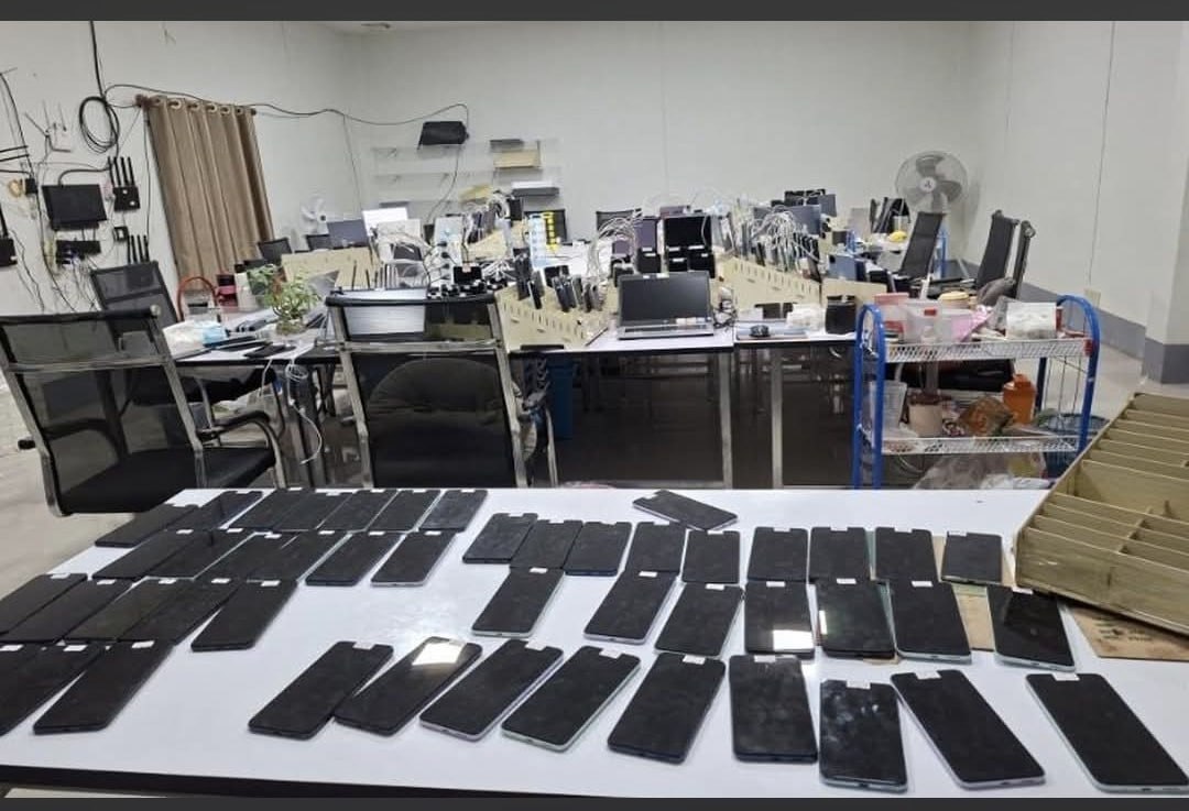 掸邦大其力突袭电诈赌窝：52 人被捕、设备成堆，“只抓小兵不端后台” 引质疑